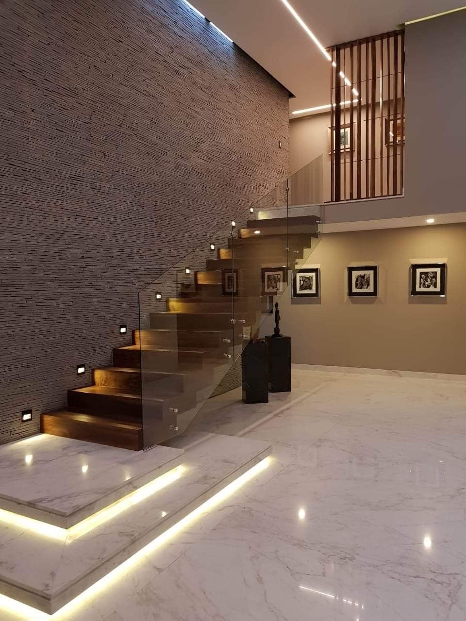 Hall com piso em mármore branco e base de escada em pedra — Rocha Mármores